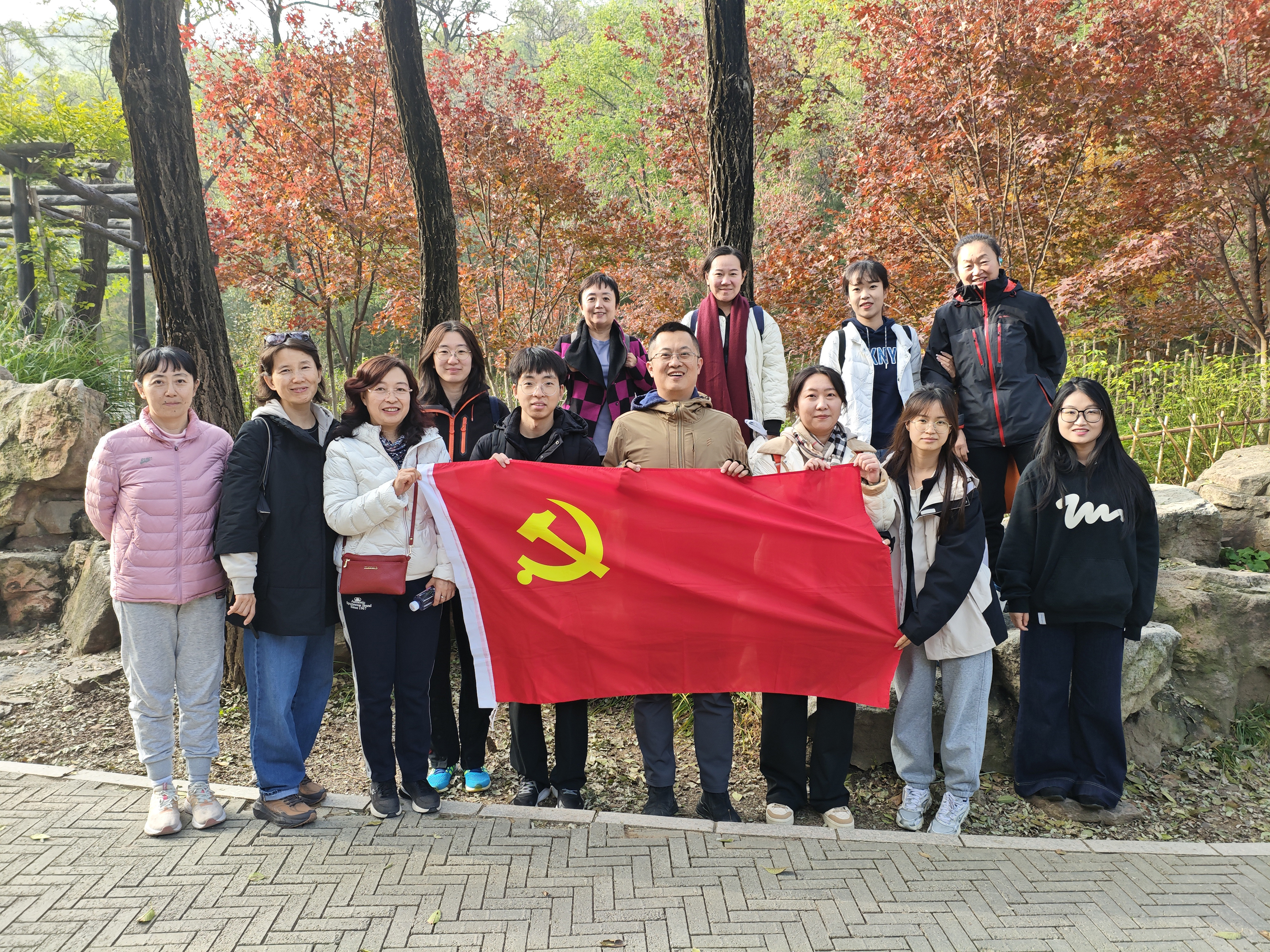 北京工业大学附属中学富力城校区教学支部开展“铭记历史·砥砺初心”系列主题党日活动